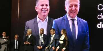 Mauro Mendes passa faixa de governador e oficializa Pivetta no comando do Estado; veja vídeo