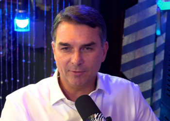 Flávio Bolsonaro diz que postura crítica de Eduardo a Nikolas 'não é inteligente'