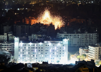 De aiatolá morto a ataque suspenso: guerra abala Oriente Médio e pressiona economia global; veja linha do tempo