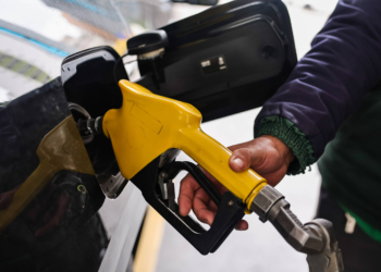 Câmara aprova projeto que amplia pena por adulteração de combustível