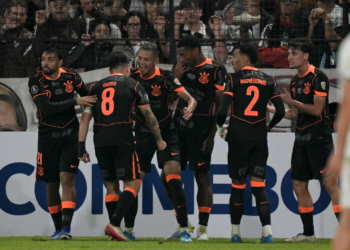 Com Diniz, Corinthians vence na estreia na Libertadores