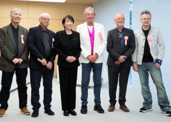 'Você é meu Deus', diz primeira-ministra do Japão ao baterista da banda britânica Deep Purple durante encontro com o grupo