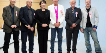 'Você é meu Deus', diz primeira-ministra do Japão ao baterista da banda britânica Deep Purple durante encontro com o grupo