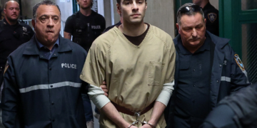 Luigi Mangione, acusado de matar CEO de seguradora de saúde, vai a tribunal pedir adiamento de julgamento nos EUA