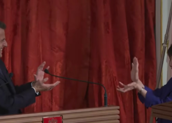 Primeira-ministra japonesa surpreende Macron com gesto de 'Dragon Ball' durante evento no Japão