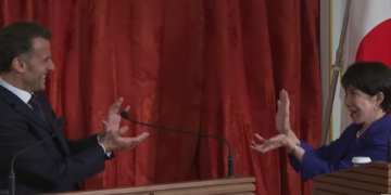 Primeira-ministra japonesa surpreende Macron com gesto de 'Dragon Ball' durante evento no Japão