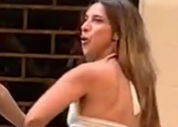 Argentina presa no Rio por imitar macaco é acusada de roubar carro do ex-namorado, diz jornal