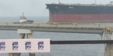 'Dê meia-volta; usaremos a força': EUA divulgam áudio de bloqueio no Estreito de Ormuz