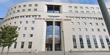 Professor é condenado a 180 anos de prisão por filmar 42 mulheres em banheiros e provadores na Espanha