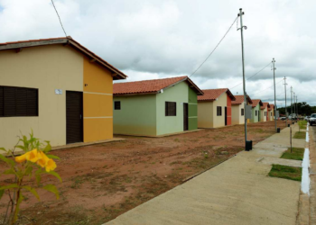 Governo de MT anuncia 60 mil casas; mães solteiras e vítimas de violência terão preferência