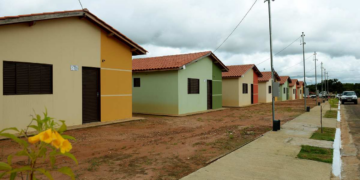 Governo de MT anuncia 60 mil casas; mães solteiras e vítimas de violência terão preferência