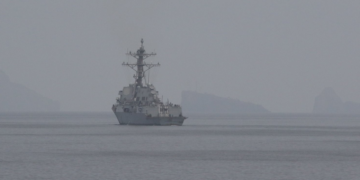 Em meio a negociações de paz, escalada de tensão entre EUA e Irã se intensifica, e Trump manda mais tropas para o Oriente Médio