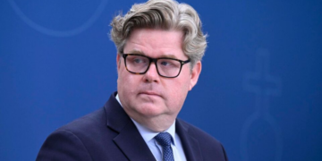 Por que um país europeu está construindo presídios para adolescentes de 13 anos