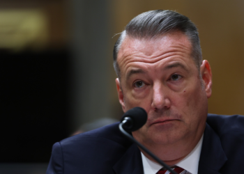 Segurança Interna dos EUA anuncia renúncia de diretor interino do ICE