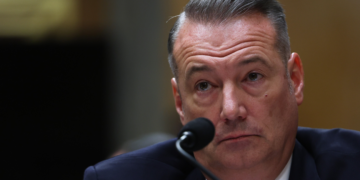 Segurança Interna dos EUA anuncia renúncia de diretor interino do ICE