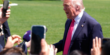 Irã voltará a fechar o Estreito de Ormuz caso o bloqueio naval dos EUA persista, diz agência iraniana