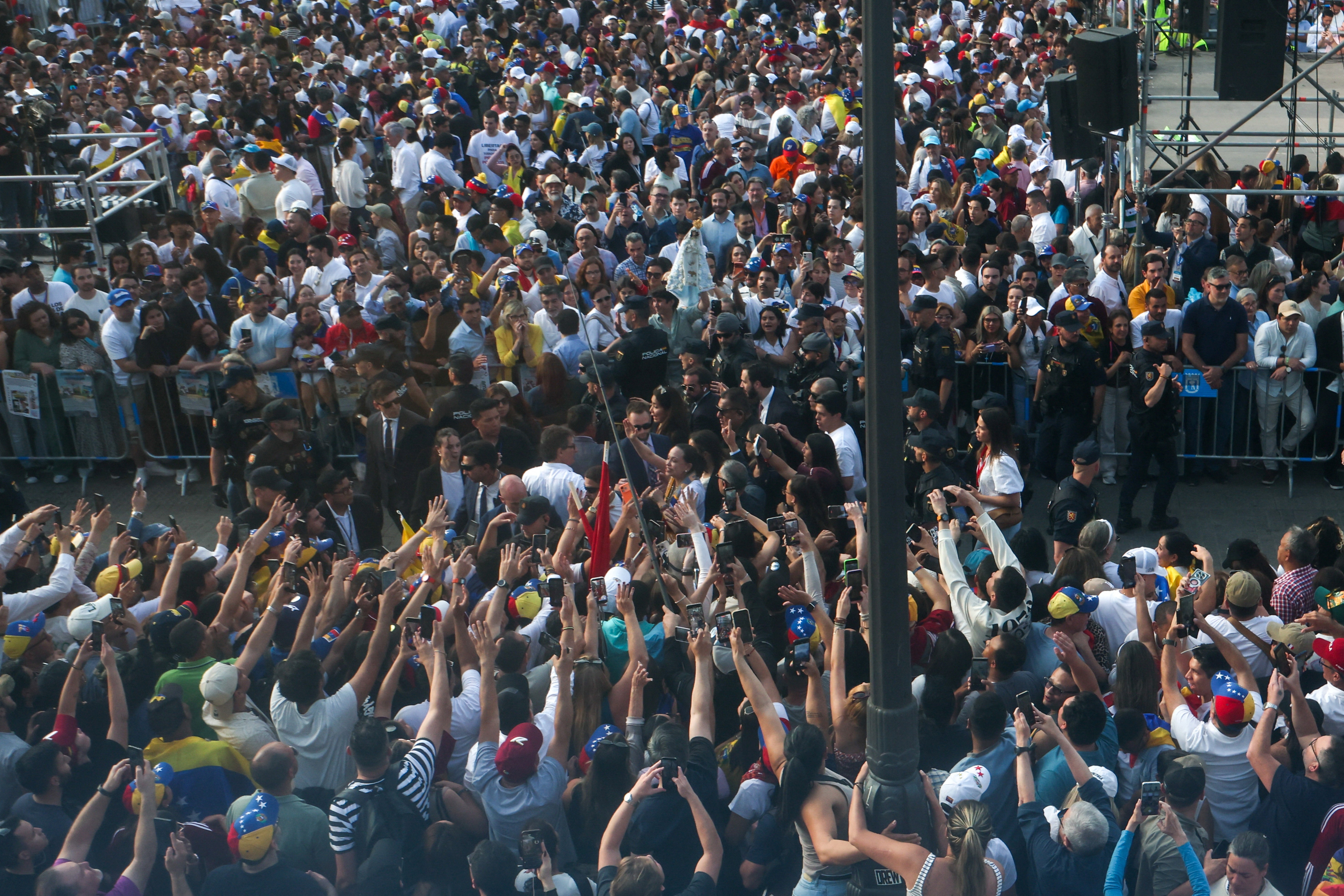 María Corina Machado reúne multidão em Madri e fala em ‘retorno para casa’ da diáspora venezuelana