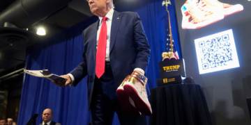 Explosão de negócios da família Trump abre caminho para presidentes dos EUA lucrarem com o cargo