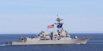 EUA interceptam e atacam navio cargueiro do Irã que tentou furar bloqueio naval