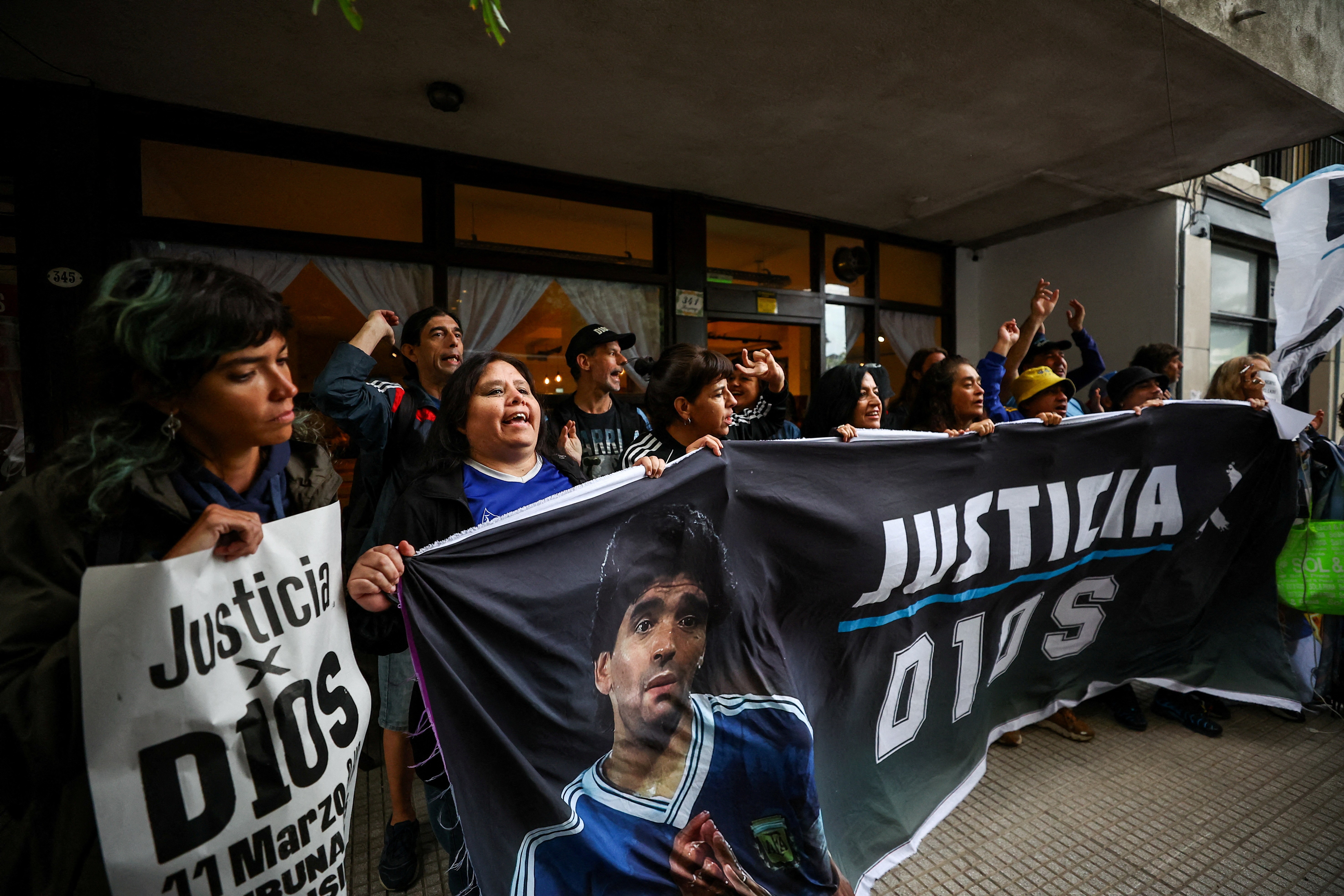 Em julgamento, filha de Maradona diz que família sofreu 'manipulação total' pela equipe médica do pai