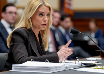 Pam Bondi, demitida por Trump, teve mandato marcado por cobranças de documentos do escândalo Epstein