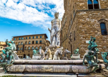 Mulher é multada em quase R$ 30 mil após tentar tocar pênis de estátua na Itália em desafio pré-nupcial