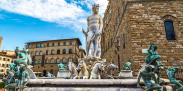 Mulher é multada em quase R$ 30 mil após tentar tocar pênis de estátua na Itália em desafio pré-nupcial