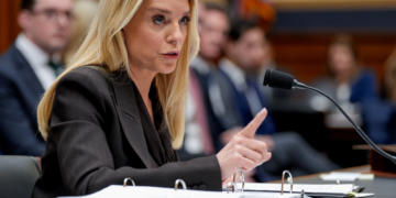 Trump demite procuradora-geral dos EUA, Pam Bondi