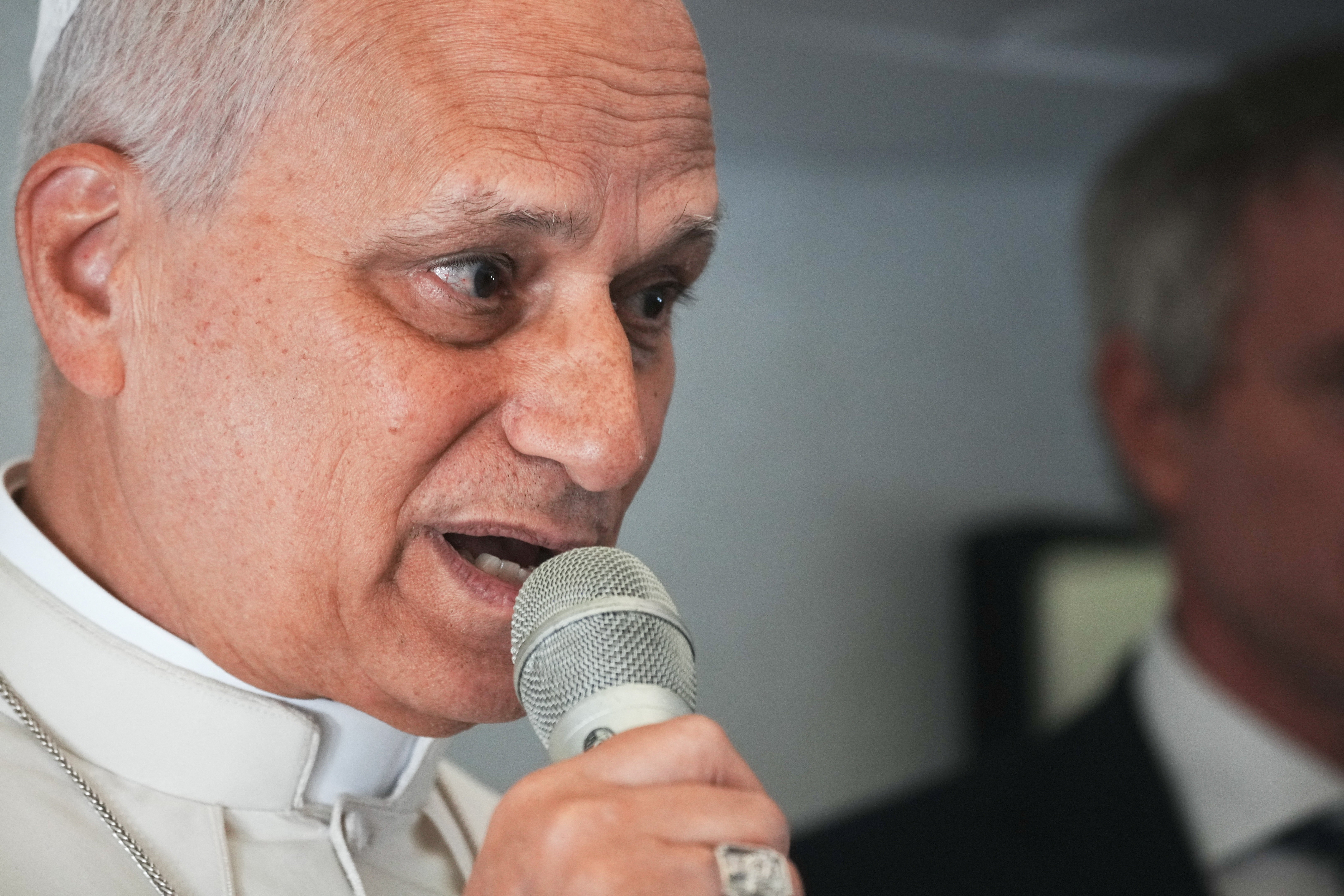 Papa Leão diz que vai manter bençãos a casais do mesmo sexo, mas descarta formalização