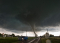 Tornados atingem norte de Oklahoma e deixam ao menos 10 feridos nos EUA
