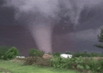 Dez ficam feridos após tornados atingirem Oklahoma nos EUA, diz mídia  local