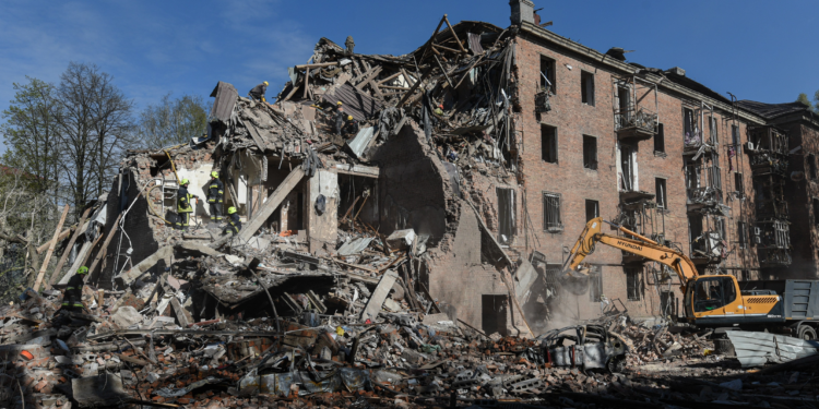 Exército da Rússia captura vila no nordeste da Ucrânia, diz agência; 4 pessoas morrem em ataque a Dnipro