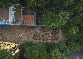 Obra irregular em terreno rente a riacho é multada por desrespeitar embargo na Aclimação, em SP