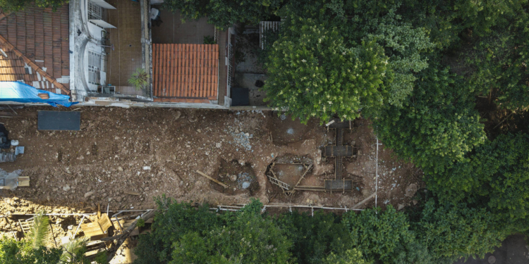 Obra irregular em terreno rente a riacho é multada por desrespeitar embargo na Aclimação, em SP