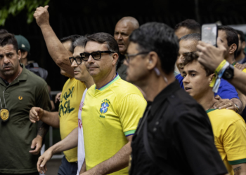 Crise no bolsonarismo e crescimento de Zema fragilizam Flávio