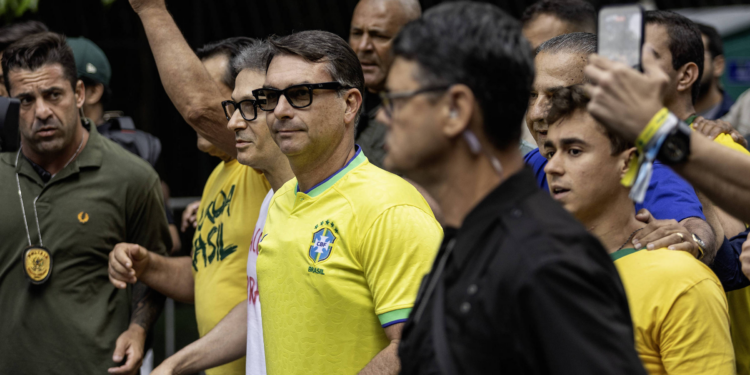 Crise no bolsonarismo e crescimento de Zema fragilizam Flávio