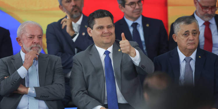 Governo Lula faz ofensiva final por Messias e negocia cargos e emendas para tentar garantir aprovação