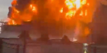 VÍDEO: Ataque com drones da Ucrânia provoca incêndio em refinaria de petróleo na Rússia