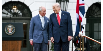 Casa Branca posta foto de Trump com Charles III e escreve: 'Dois reis'