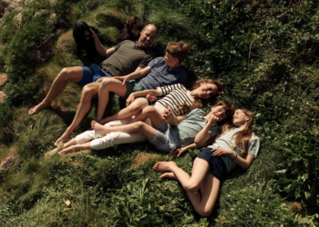 Kate Middleton e príncipe William postam foto de família para celebrar 15 anos de casamento; VEJA