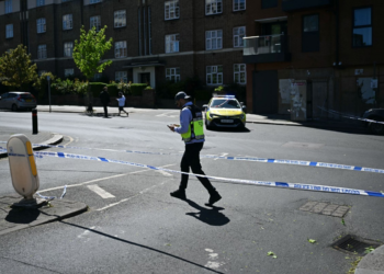 Homem é preso após duas pessoas serem atacadas a facadas em bairro judaico de Londres, diz grupo de segurança