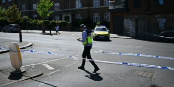 Homem é preso após duas pessoas serem atacadas a facadas em bairro judaico de Londres, diz grupo de segurança