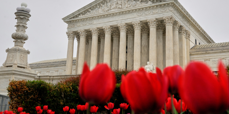 Suprema Corte dos EUA limita 'Lei dos Direitos de Voto'; decisão pode afetar distritos com maioria negra ou latina