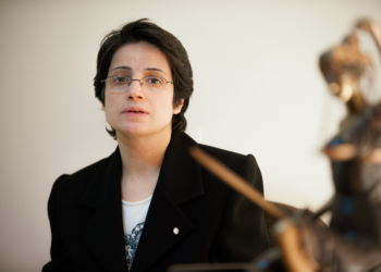 Irã prende advogada de direitos humanos premiada Nasrin Sotoudeh, denuncia filha