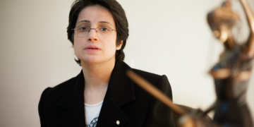 Irã prende advogada de direitos humanos premiada Nasrin Sotoudeh, denuncia filha