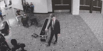 Novas imagens mostram como atirador tentou invadir jantar com Trump