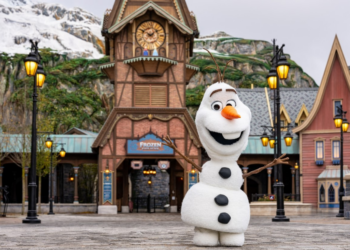Disney Paris inaugura área temática de 'Frozen' com castelo e montanha de gelo; veja VÍDEO