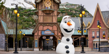 Disney Paris inaugura área temática de 'Frozen' com castelo e montanha de gelo; veja VÍDEO