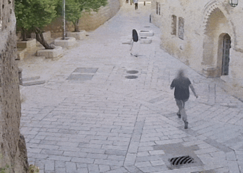 VÍDEO: Homem ataca e derruba freira em Jerusalém