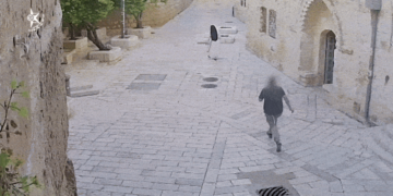VÍDEO: Homem ataca e derruba freira em Jerusalém
